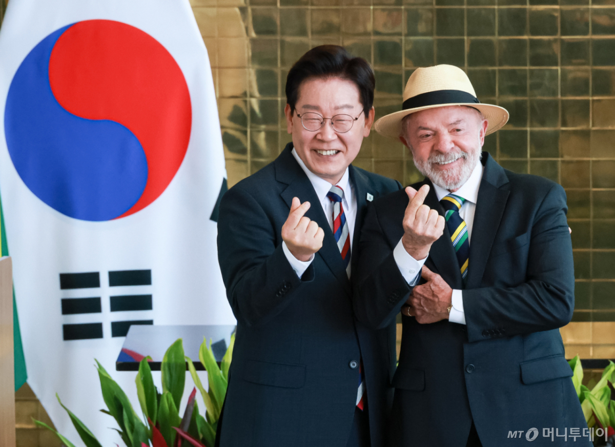 (브라질리아=뉴스1) 허경 기자 = 이재명 대통령과 루이스 이나시우 룰라 다 시우바 브라질 대통령이 27일(현지시간) 브라질 대통령관저에서 공동언론발표를 마친 후 손하트를 만들어 보이고 있다. 2026.7.28/뉴스1 Copyright © 뉴스1. All rights reserved. 무단 전재 및 재배포, AI학습 이용 금지. /사진=(브라질리아=뉴스1) 허경 기자