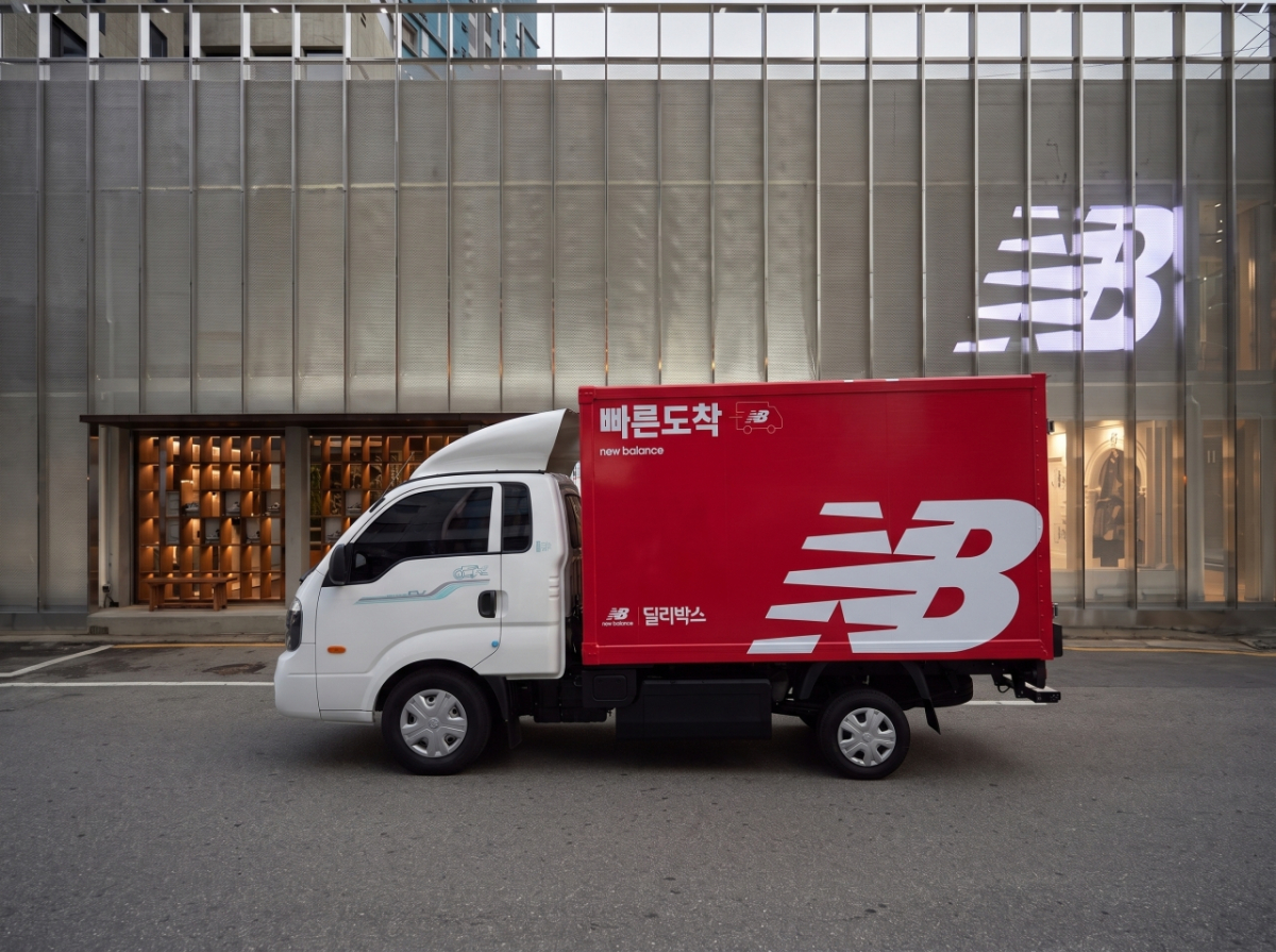 이랜드 뉴발란스가 당일 배송 서비스 '빠른도착'을 8월 3일부터 운영한다. /사진제공=이랜드.