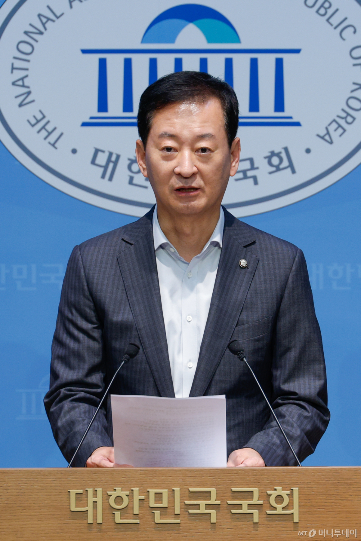 (서울=뉴스1) 안은나 기자 = 최은석 국민의힘 수석대변인이 20일 오후 서울 여의도 국회 소통관에서 노란봉투법 입법 중단을 촉구하며 논평하고 있다. 2025.8.20/뉴스1 Copyright © 뉴스1. All rights reserved. 무단 전재 및 재배포, AI학습 이용 금지. /사진=(서울=뉴스1) 안은나 기자