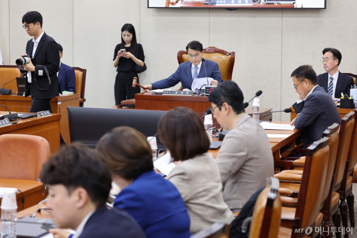 (서울=뉴스1) 신웅수 기자 = 윤상현 위원장이 30일 서울 여의도 국회에서 열린 제9회 전국동시 지방선거 투표용지 부족사태 등 국민참정권 침해 진상규명 및 선거관리 개혁을 위한 국정조사특별위원회 제6차 전체회의에서 의사봉을 두드리고 있다. 2026.7.30/뉴스1 Copyright © 뉴스1. All rights reserved. 무단 전재 및 재배포, AI학습 이용 금지. /사진=(서울=뉴스1) 신웅수 기자