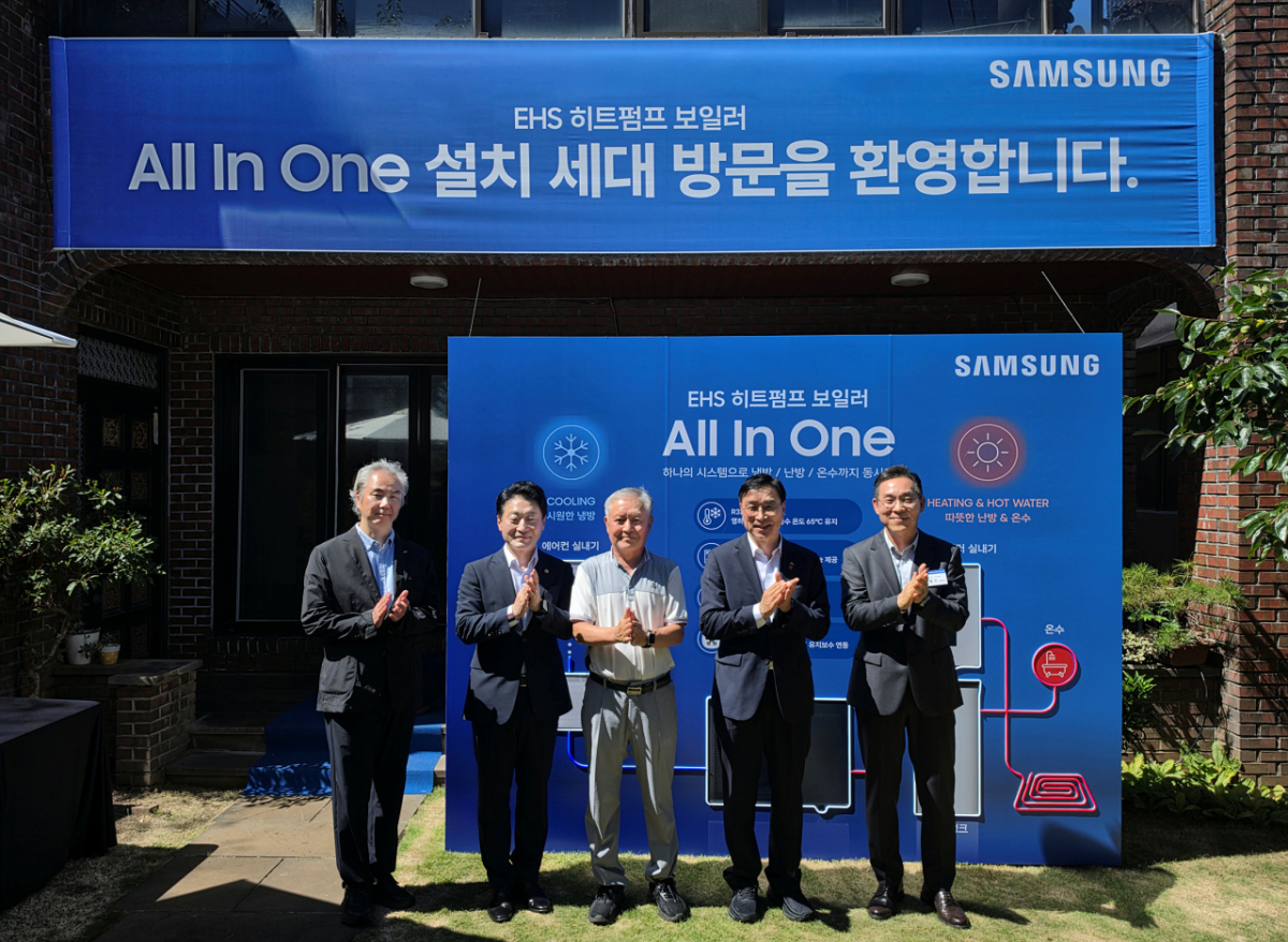 삼성전자와 제주도, 기후에너지환경부, 한국산업산업기술원이 협력한 'EHS 올인원(All In One)' 설치 현장에서 기념 촬영을 하고 있는 모습. (좌측부터 석승우 한국환경산업기술원 친환경안전본부장, 이호현 기후에너지환경부 2차관, 양창희 'EHS 올인원' 가구 세대주, 위성곤 제주특별자치도지사, 김철기 삼성전자 생활가전사업부장) /사진제공=삼성전자