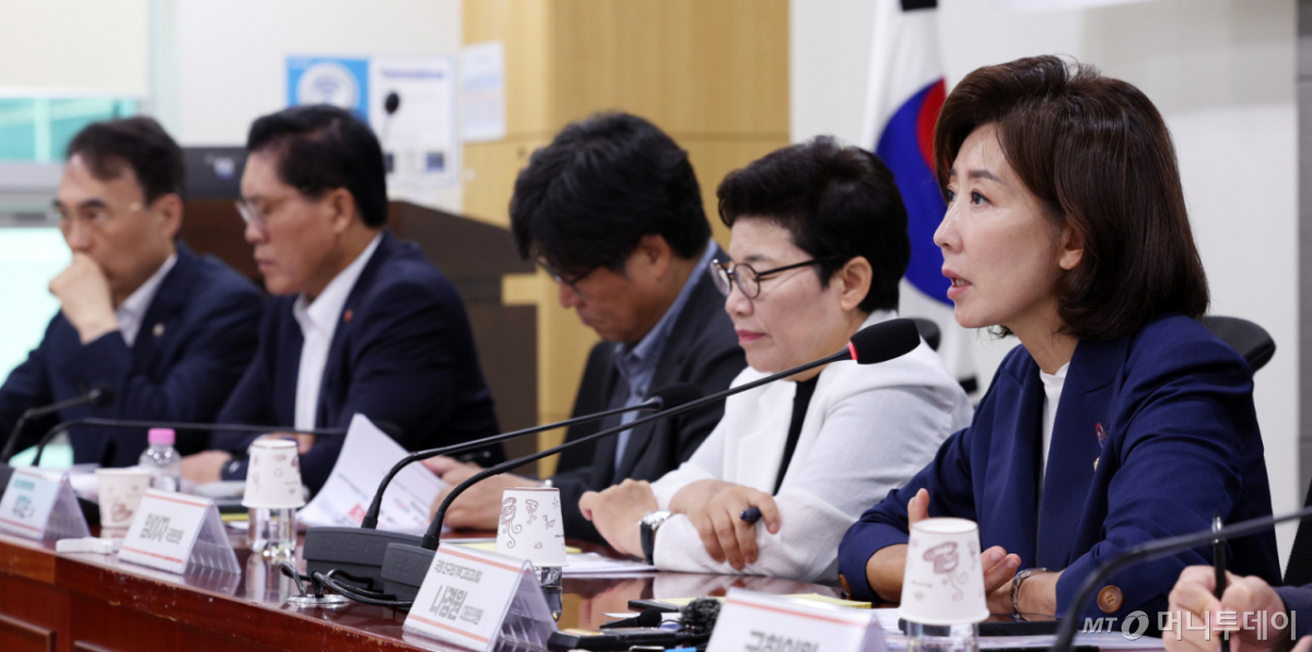 [서울=뉴시스] 고범준 기자 = 나경원 국민의힘 의원이 30일 서울 여의도 국회 의원회관에서 열린 노란봉투법 주52시간 규제 부작용과 국민 일자리 보호를 위한 노동 정책의 미래 토론회에서 발언하고 있다. 2026.07.30. bjko@newsis.com /사진=고범준