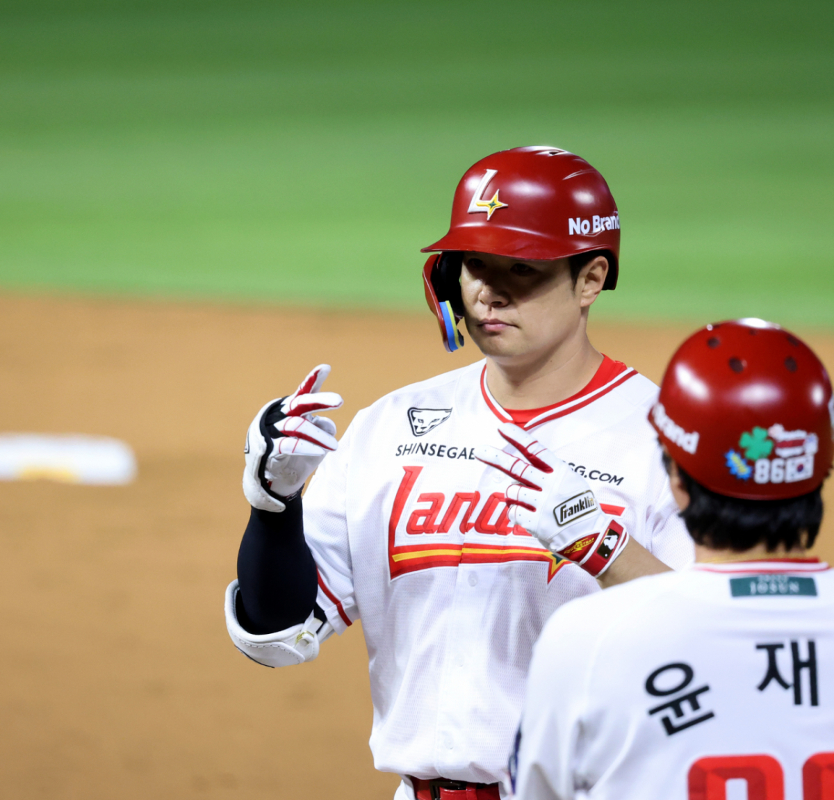 랜더스 4번타자 김재환이 5일 인천SSG랜더스필드에서 열린 2026KBO리그 SSG랜더스와 KT위즈 경기 5회말 2사 1,3루에서 1타점 안타로 출루하고 있다. 2026.06.05. /사진=강영조 cameratalks@