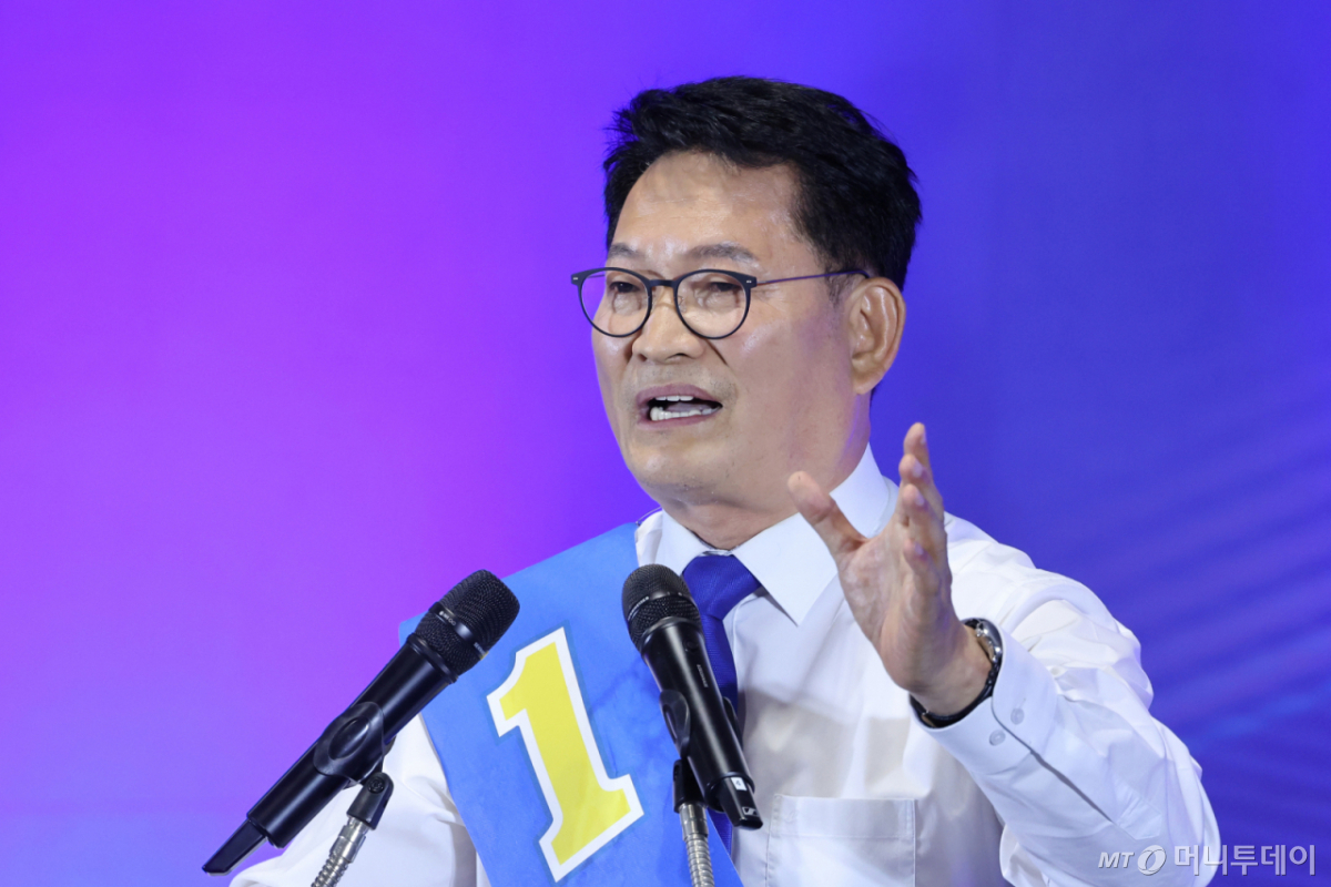 (울산=뉴스1) 신웅수 기자 = 더불어민주당 당권 주자인 송영길 의원이 2일 울산 울주군 울산전시컨벤션센터에서 열린 당대표·최고위원 합동연설회에서 정견 발표를 하고 있다. 2026.8.2/뉴스1  Copyright © 뉴스1. All rights reserved. 무단 전재 및 재배포,  AI학습 이용 금지. /사진=(울산=뉴스1) 신웅수 기자
