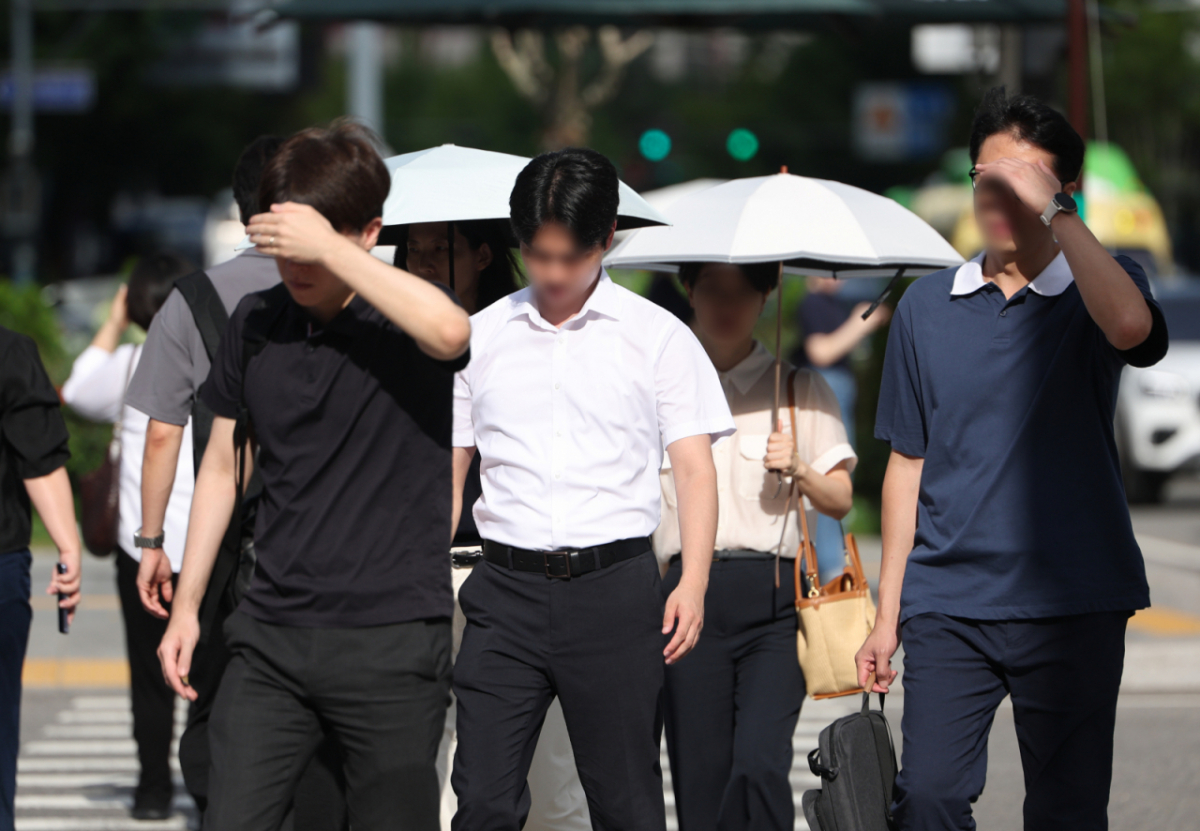 무더위가 이어진 7월29일 서울 중구 세종대로 사거리에서 시민들이 손으로 햇볕을 가리며 이동하고 있다./사진=뉴시스.