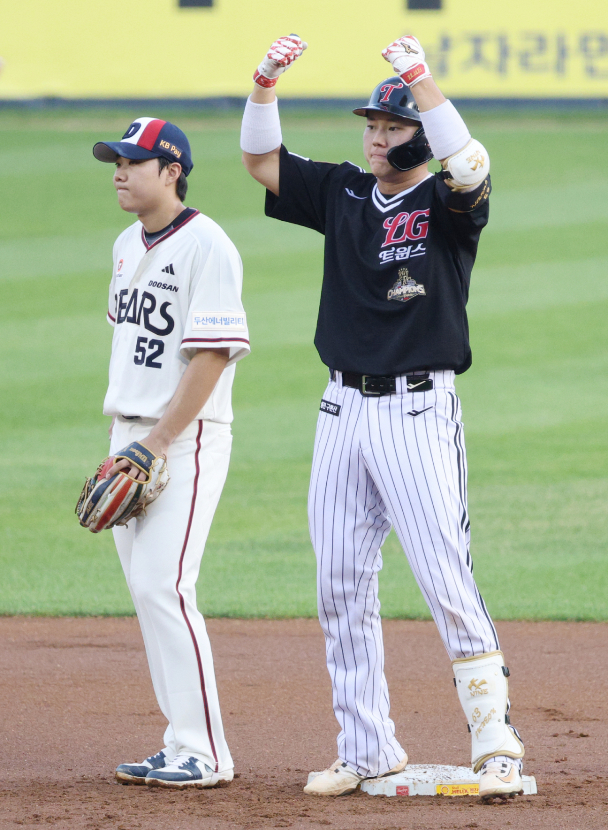 2026 신한 SOL KBO리그 두산 베어스 대 LG 트윈스 경기가 31일 서울 잠실야구장에서 열렸다. LG 이주헌이 2회초 1사 1,2루에서 선제 1타점 적시 2루타를 날리고 출루한 후 세리머니를 하고 있다. /사진=김진경 kim.jinkyung@