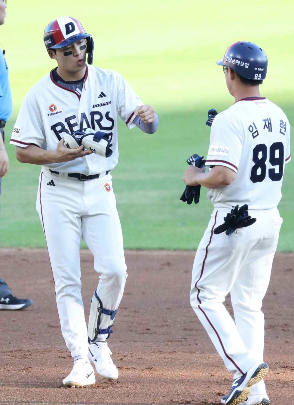 2026 신한 SOL KBO리그 두산 베어스 대 LG 트윈스 경기가 2일 서울 잠실야구장에서 열렸다. 두산 김대한이 2회말 2사 2루에서 1타점 적시타를 날리고 2루까지 진루한 후 임재현 코치의 환영을 받고 있다. /사진=김진경 kim.jinkyung@