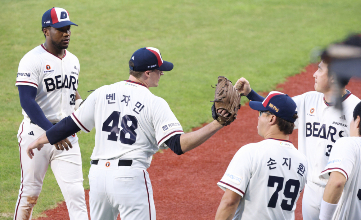 2026 신한 SOL KBO리그 두산 베어스 대 LG 트윈스 경기가 2일 서울 잠실야구장에서 열렸다. 두산 선발 벤자민이 6회 투구를 마친 후 동료들과 하아피아브하고 있다. /사진=김진경 kim.jinkyung@