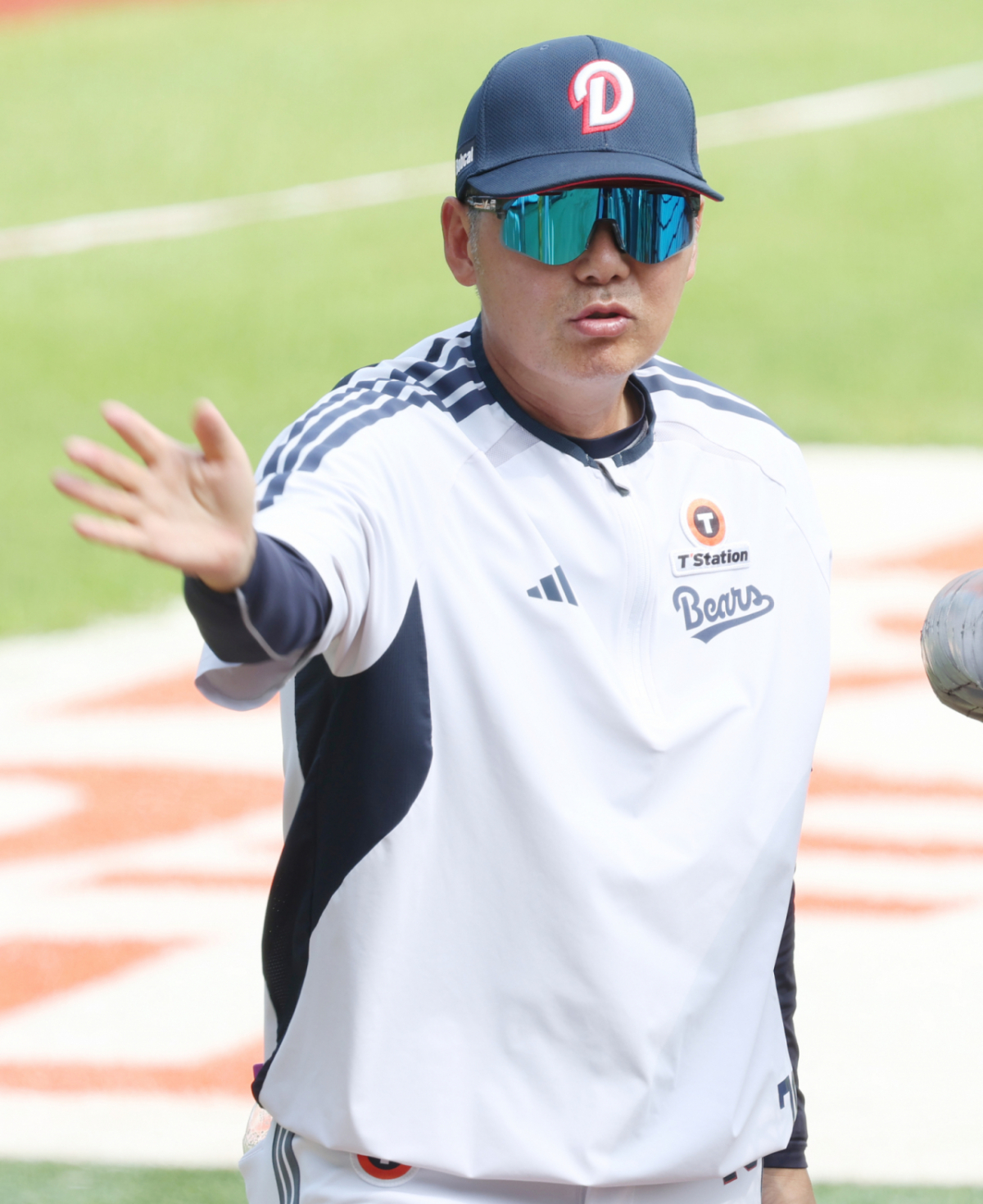 2026 신한 SOL KBO리그 두산 베어스 대 LG 트윈스 경기가 31일 서울 잠실야구장에서 열렸다. 두산 김원형 감독이 선수들의 타격 훈련을 살피고 있다. /사진=김진경 kim.jinkyung@