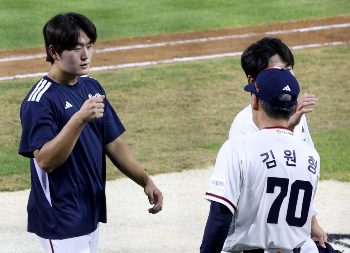 2026 신한 SOL KBO리그 두산 베어스 대 LG 트윈스 경기가 31일 서울 잠실야구장에서 열렸다. 김택연을 비롯한 두산 선수들이 LG에 4-2로 승리한 후 김원형 감독과 하이파이브하고 있다. /사진=김진경 kim.jinkyung@