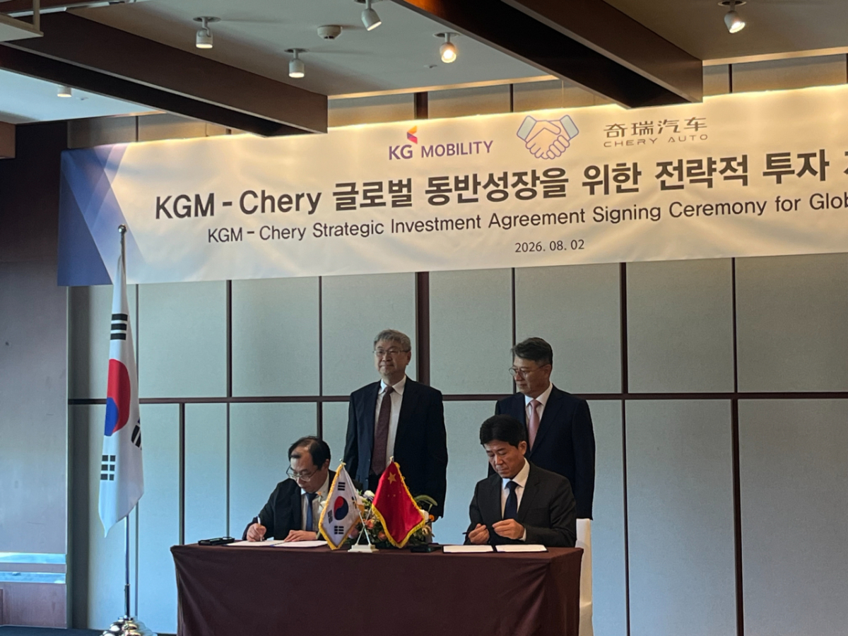 (왼쪽부터 시계방향)장귀빙 체리자동차 사장, 인퉁웨 체리자동차 회장, 황기영 KG모빌리티 대표이사, 곽재선 KG모빌리티 회장이 'KGM-체리글로벌 동반성장을 위한 전략적 투자 계약 체결식'을 진행하고 있다./사진=이정우 기자