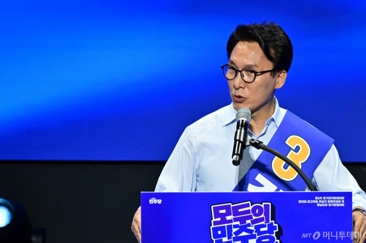 [창원=뉴시스] 차용현 기자 = 김민석 더불어민주당 당대표 후보가 2일 오후 경남 창원대학교 종합교육관 이룸홀에서 열린 더불어민주당 당대표·최고위원 합동연설회에서 각각 정견 발표를 하고 있다. 2026.08.02. /사진=차용현