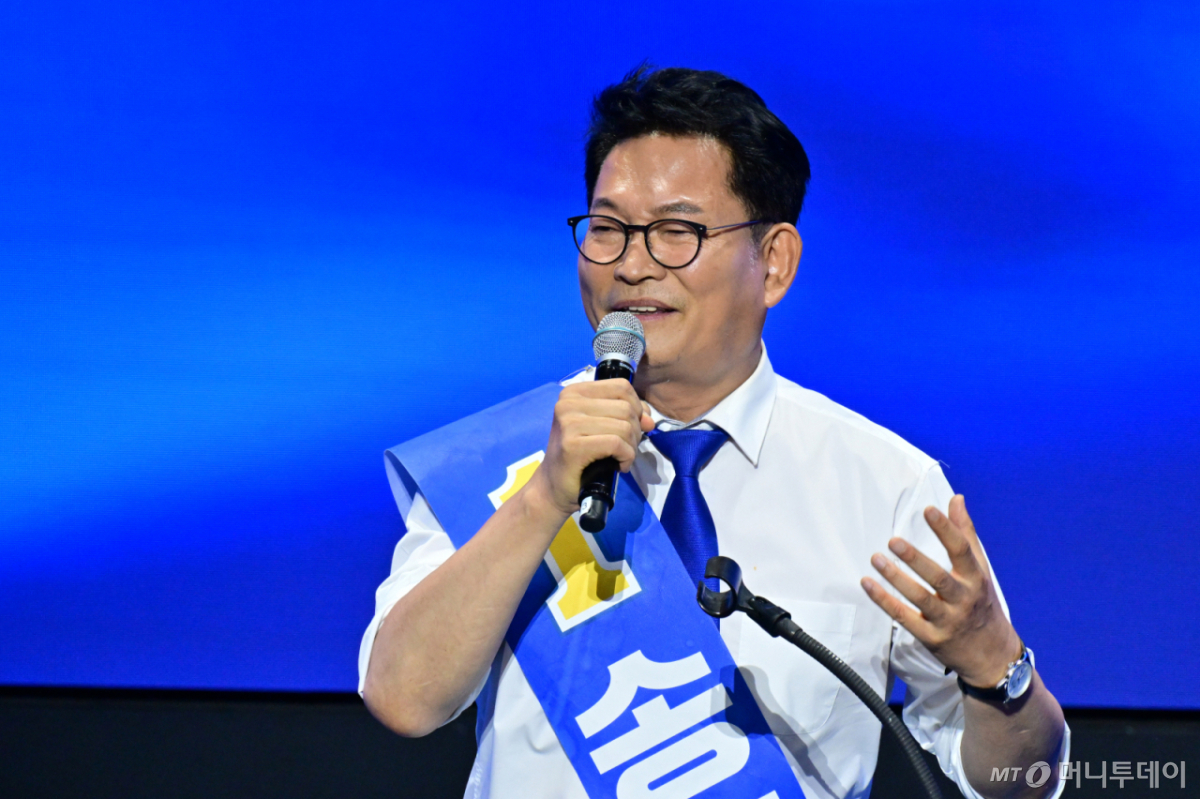 [창원=뉴시스] 차용현 기자 = 송영길 더불어민주당 당대표 후보가 2일 오후 경남 창원대학교 종합교육관 이룸홀에서 열린 더불어민주당 당대표·최고위원 합동연설회에서 각각 정견 발표를 하고 있다. 2026.08.02. /사진=차용현