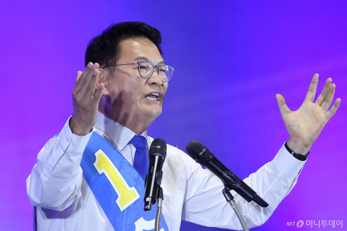 더불어민주당 당권 주자인 송영길 의원이 2일 울산 울주군 울산전시컨벤션센터에서 열린 당대표·최고위원 합동연설회에서 정견 발표를 하고 있다./사진=뉴스1