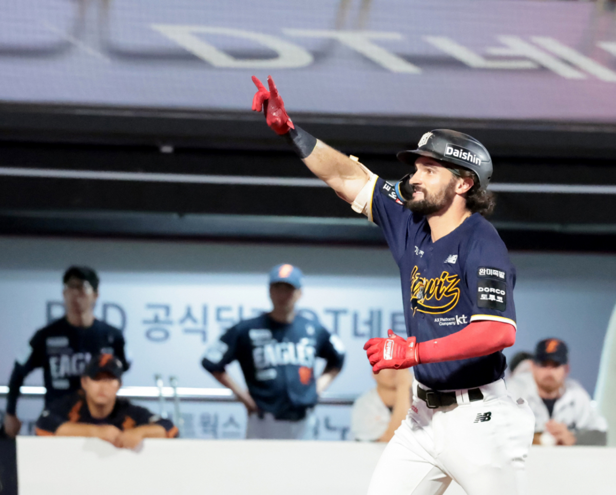 KT 4번타자 힐리어드가 2일 수원KT위즈파크에서 열린 2026KBO리그 KT위즈와 한화이글스 경기 6회말 2사 1루에서 2점홈런을 터트린 후 홈인하고 있다. 8-0으로 앞서는 KT.. 2026.08.02. /사진=강영조 선임기자