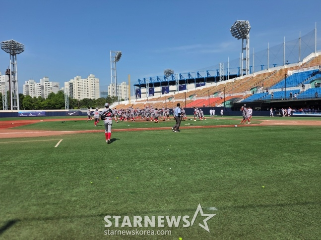또 다른 고교야구 전국대회가 열릴 목동야구장 풍경. 목동야구장은 그나마 전국대회가 열리는 아마야구 장소 중 시설이 괜찮은 편이다. /사진=김동윤 기자