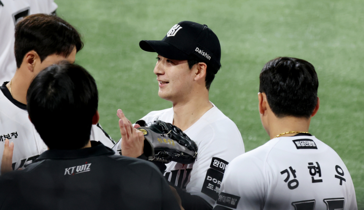 KT 스기모토가 29일 수원KT위즈파크에서 열린 2026KBO리그 LG트윈스와  KT위즈 경기 8회초 삼자범퇴로 이닝을 마무리한 후 자축하고 있다.. 2026.04.29. /사진=강영조 선임기자