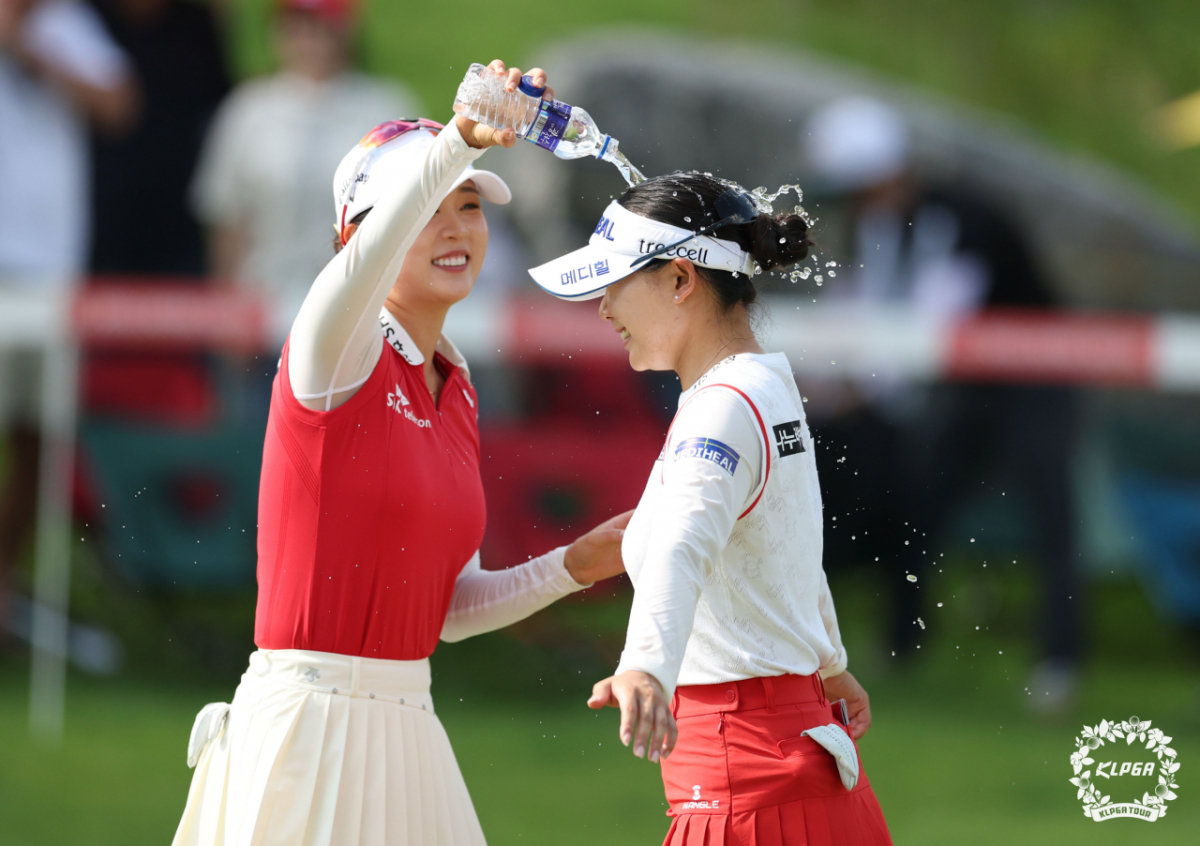 이다연(오른쪽)이 우승 축하 물세례를 받고 있다. /사진=KLPGA 제공