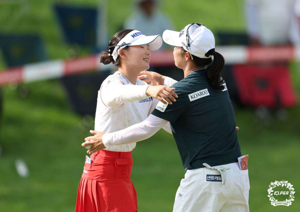 이다연(왼쪽)이 18번홀을 마친 뒤 김수지와 포옹하고 있다. /사진=KLPGA 제공