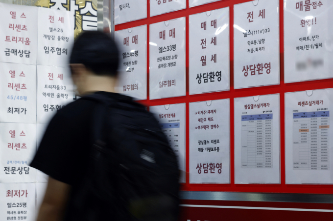 전월세 매물 부족 현상으로 급등세를 보이며 서울 아파트 평균 전셋값이 통계 작성 이후 처음으로 7억원을 넘어섰다. 28일 KB부동산의 7월 전국주택가격동향에 따르면 지난 13일 조사 기준으로 서울 아파트 평균 전세가격은 7억458만원으로 전월 대비 1.2% 올랐다. 사진은 이날 서울시내 부동산중계업소에 붙은 전세, 매매 안내문. /사진=뉴스1