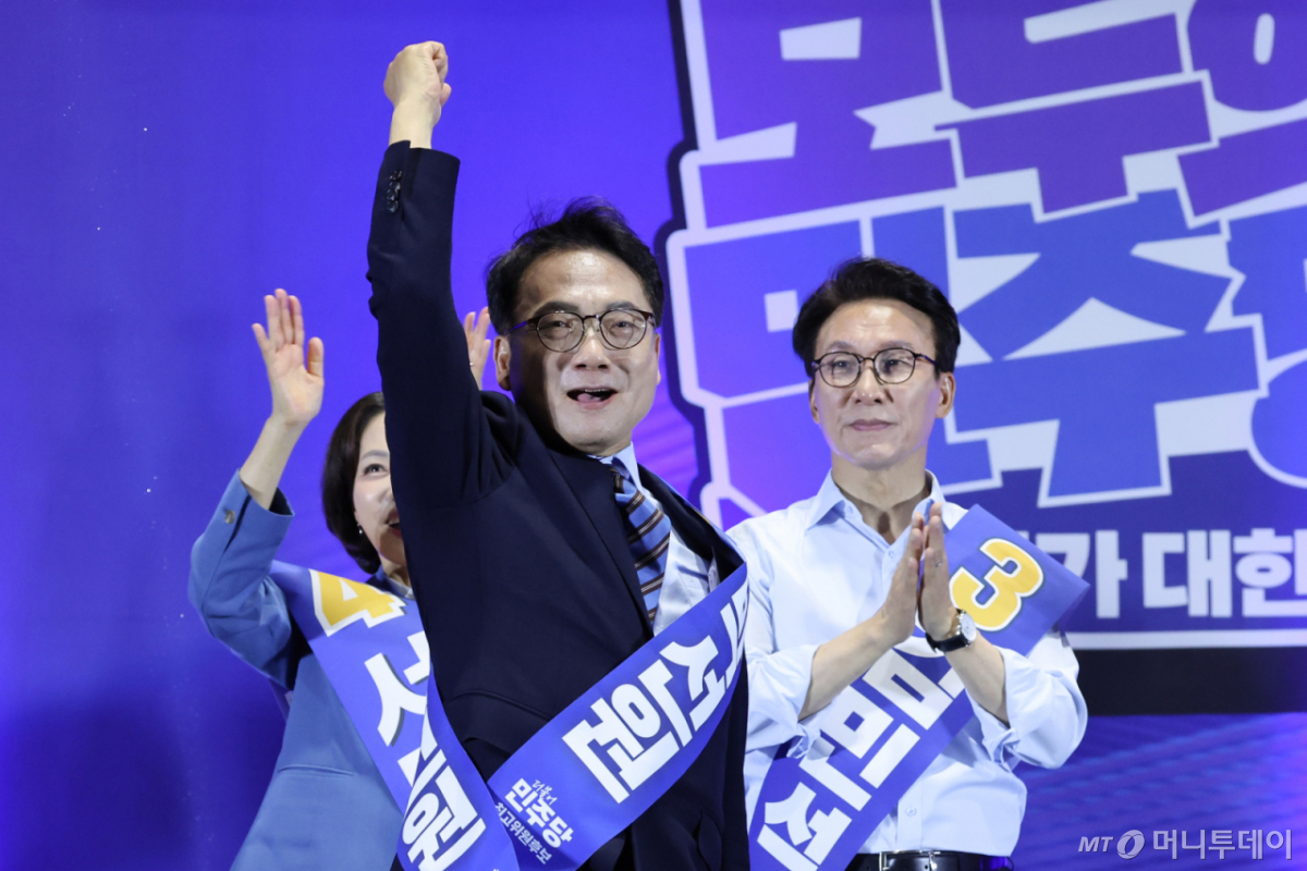 (울산=뉴스1) 신웅수 기자 = 박선원 더불어민주당 최고위원 후보가 2일 울산 울주군 울산전시컨벤션센터에서 열린 당대표·최고위원 합동연설회에서 당원들에게 인사하고 있다. 2026.8.2/뉴스1 Copyright © 뉴스1. All rights reserved. 무단 전재 및 재배포, AI학습 이용 금지. /사진=(울산=뉴스1) 신웅수 기자