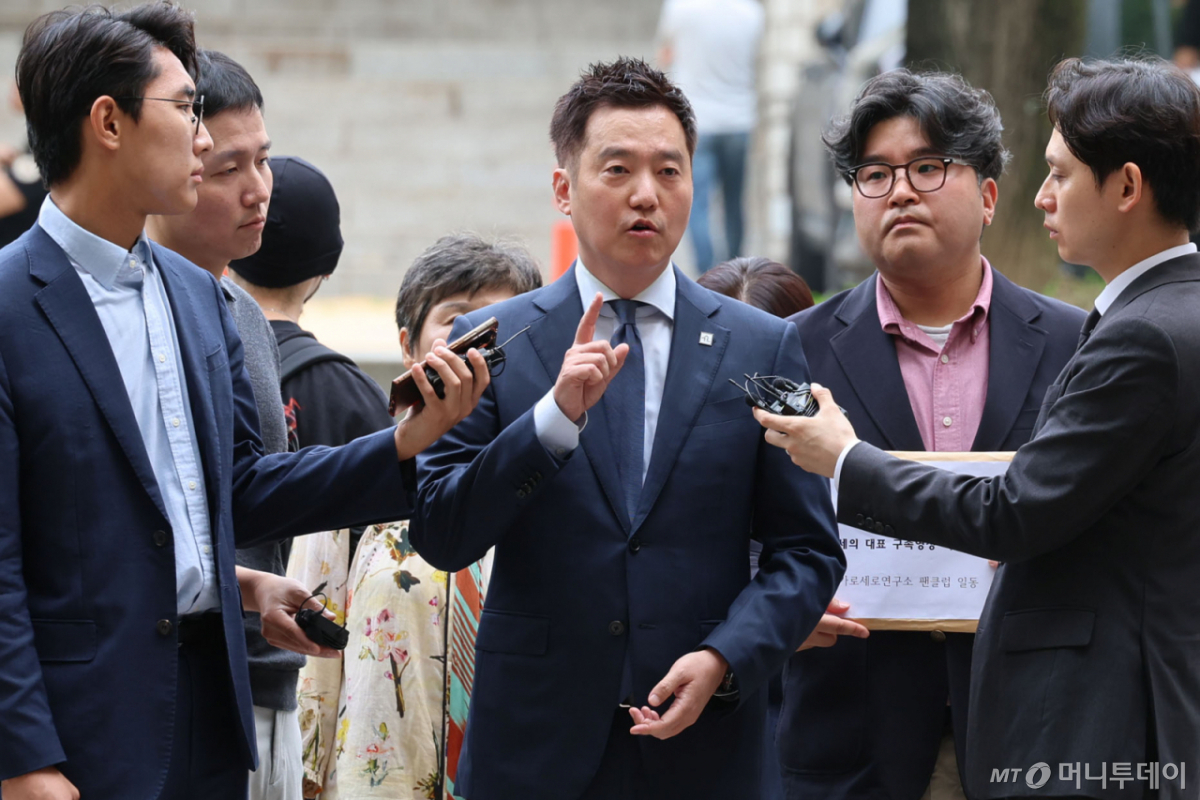 [서울=뉴시스] 권창회 기자 = 김세의 가로세로연구소 대표가 26일 서울 서초구 서울중앙지법에서 성폭력범죄의 처벌 등에 관한 특례법 위반(카메라 등 이용 촬영물 반포 등) 혐의로 구속 전 피의자 심문(영장실질심사)에 출석하며 취재진 질의에 답하고 있다. 2026.05.26. kch0523@newsis.com /사진=권창회