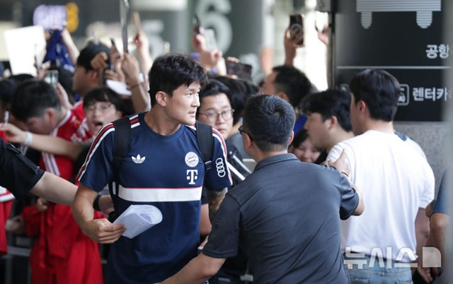 제주공항을 통해 입국한 김민재(가운데). /사진=뉴시스 제공