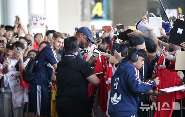 한국 팬들에게 사인해주는 뱅상 콤파니 감독(가운데). /사진=뉴시스 제공