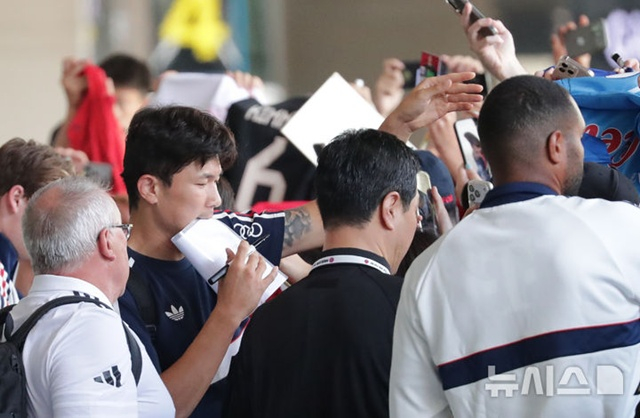 한국 팬들에게 사인해주는 김민재(가운데). /사진=뉴시스 제공