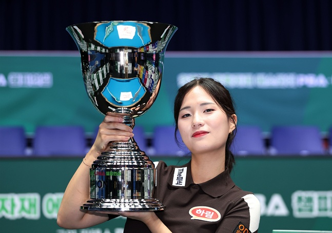 박정현이 2일 경기도 고양시 '고양 킨텍스 PBA 스타디움'에서 열린 프로당구 2026-2027시즌 3차 투어 '친환경 건축자재 에스와이 PBA-LPBA 챔피언십' LPBA 결승에서 강유진을 꺾고 우승을 차지한 뒤 트로피를 들어올리고 있다. /사진=PBA 투어 제공