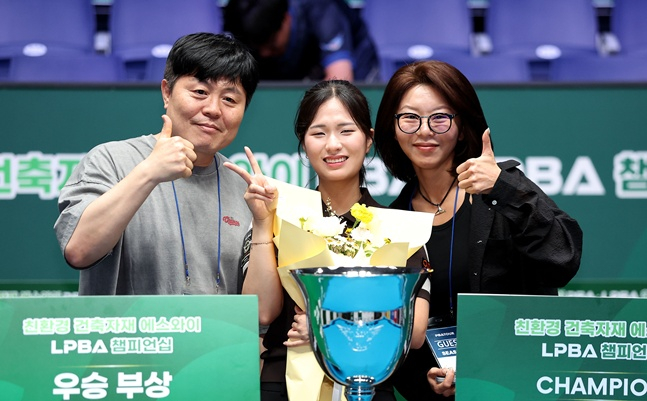 박정현(가운데)이 2일 경기도 고양시 '고양 킨텍스 PBA 스타디움'에서 열린 프로당구 2026-2027시즌 3차 투어 '친환경 건축자재 에스와이 PBA-LPBA 챔피언십' LPBA 결승에서 승리 후 스승 김병호(왼쪽), 김가영과 기념 촬영을 하고 있다./사진=PBA 투어 제공