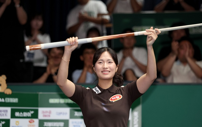 박정현이 2일 경기도 고양시 '고양 킨텍스 PBA 스타디움'에서 열린 프로당구 2026-2027시즌 3차 투어 '친환경 건축자재 에스와이 PBA-LPBA 챔피언십' LPBA 결승에서 챔피언십 포인트를 성공시킨 뒤 큐를 들고 세리머니를 하고 있다./사진=PBA 투어 제공