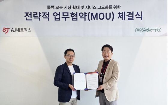 최지영 AJ네트웍스 부사장(오른쪽)과 홍종욱 파스토로보틱스 대표이사가 물류 로봇 시장 확대 및 서비스 고도화를 위한 MOU를 체결했다/사진=AJ네트웍스