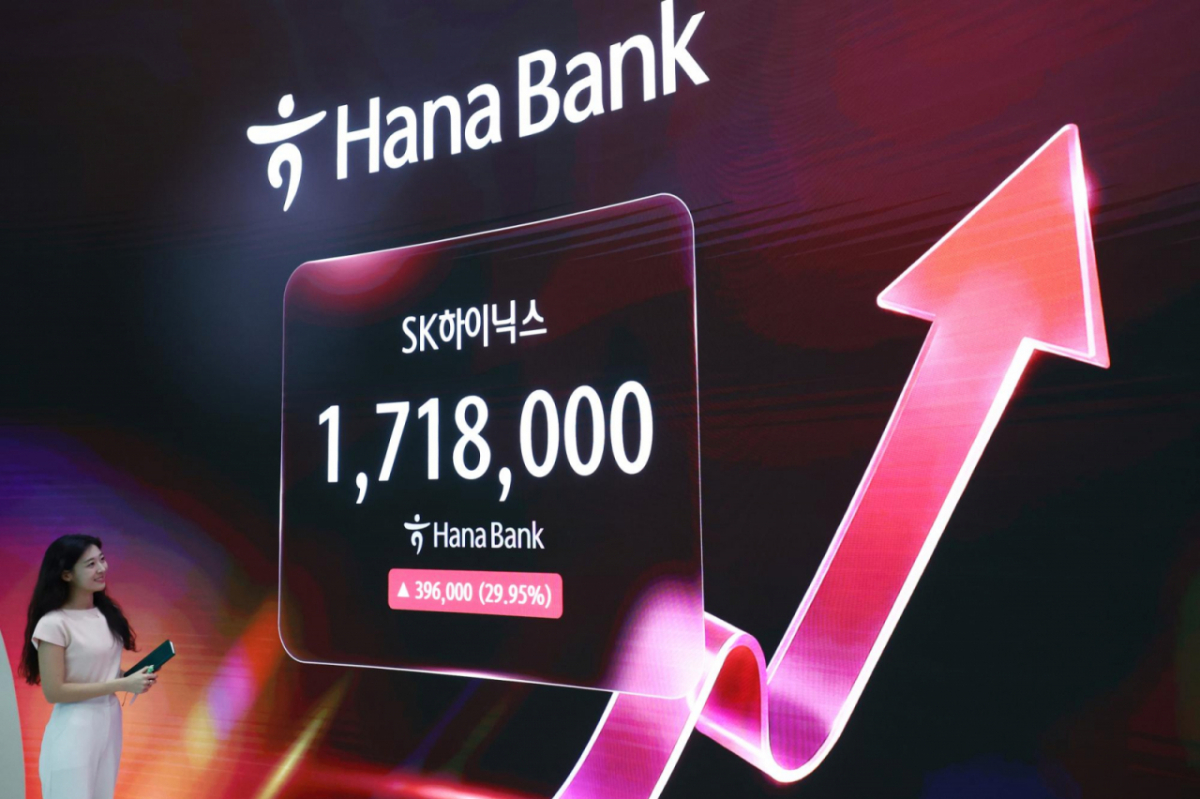 코스피가 17.91% 오른 6595.45에 마감하면서 SK하이닉스와 삼성전자 주가가 각각 29.95%, 26.81% 오른 31일 서울 하나은행 딜링룸에서 딜러들이 업무를 보고 있다. 사진=뉴시스