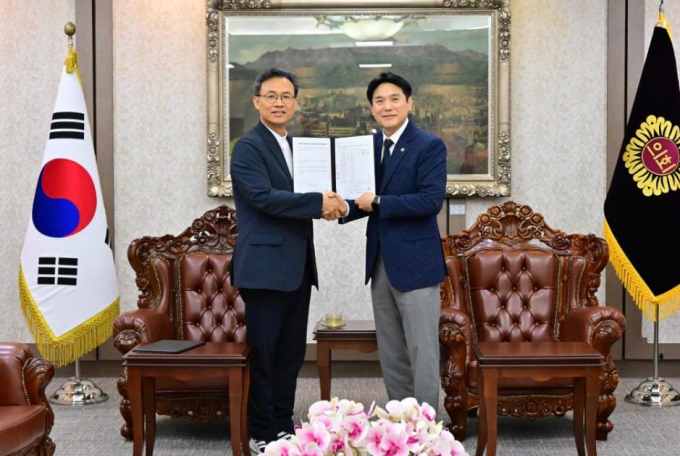 ▲지난 7월 9일 더불어민주당 대표의원인 이상훈 서울시의원(왼쪽)과 국민의힘 대표의원인 김길영 서울시의원(오른쪽)이 12대 서울시의회 전반기 원구성에 합의했다./사진제공=서울시의회