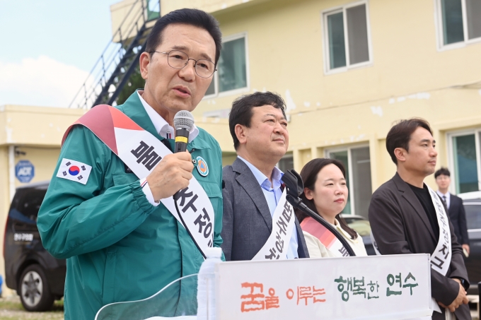 ▲지난 7월 7일 이 구청장이 송도유원지 일대의 중고차단지 조속 이전을 촉구하는 입장문을 발표했다./사진제공=연수구