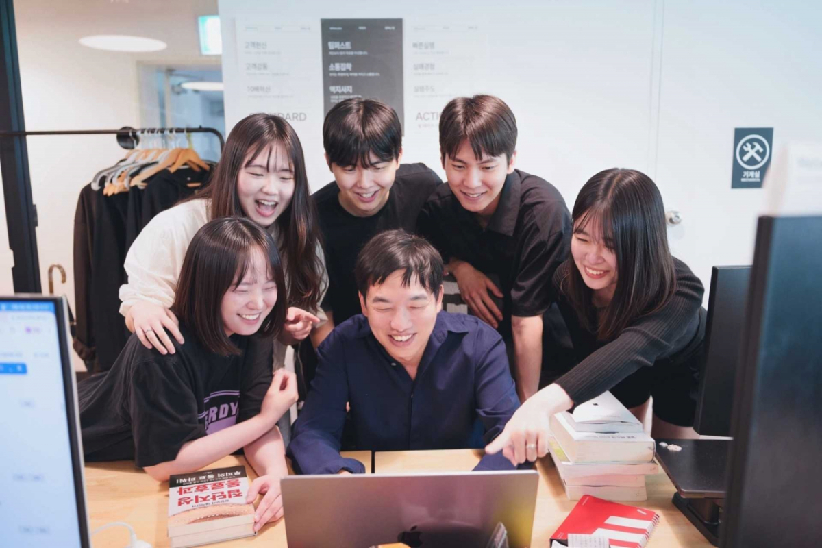 최혁준 화이트큐브 대표(가운데)와 임직원들이 협업하는 모습/사진제공=화이트큐브