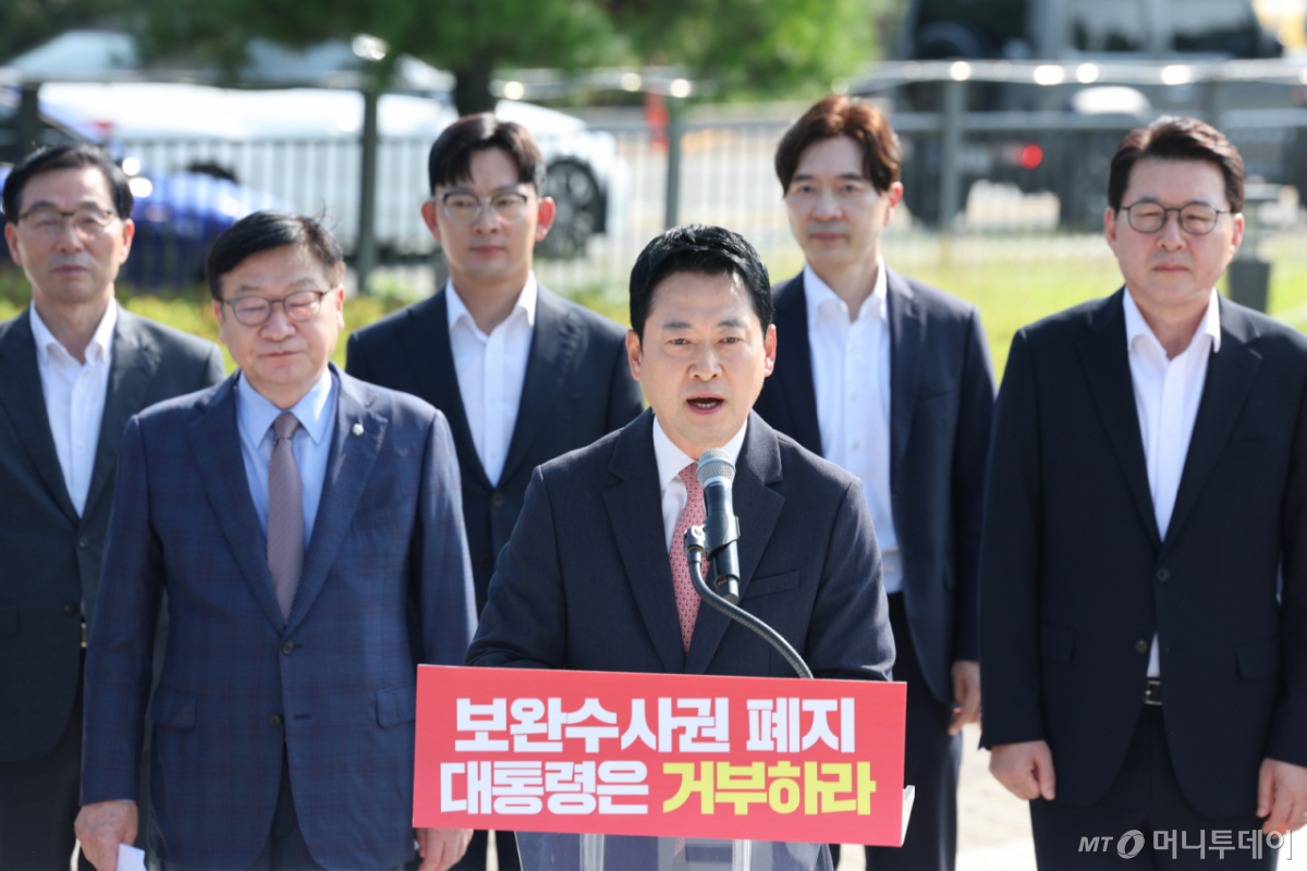 (서울=뉴스1) 안은나 기자 = 장동혁 국민의힘 대표가 3일 오전 서울 종로구 청와대 사랑채 분수대 앞에서 열린 '보완수사권 폐지 악법 거부권 촉구 현장 최고위원회의'에 참석해 모두 발언을 하고 있다. 2026.8.3/뉴스1 Copyright © 뉴스1. All rights reserved. 무단 전재 및 재배포, AI학습 이용 금지. /사진=(서울=뉴스1) 안은나 기자