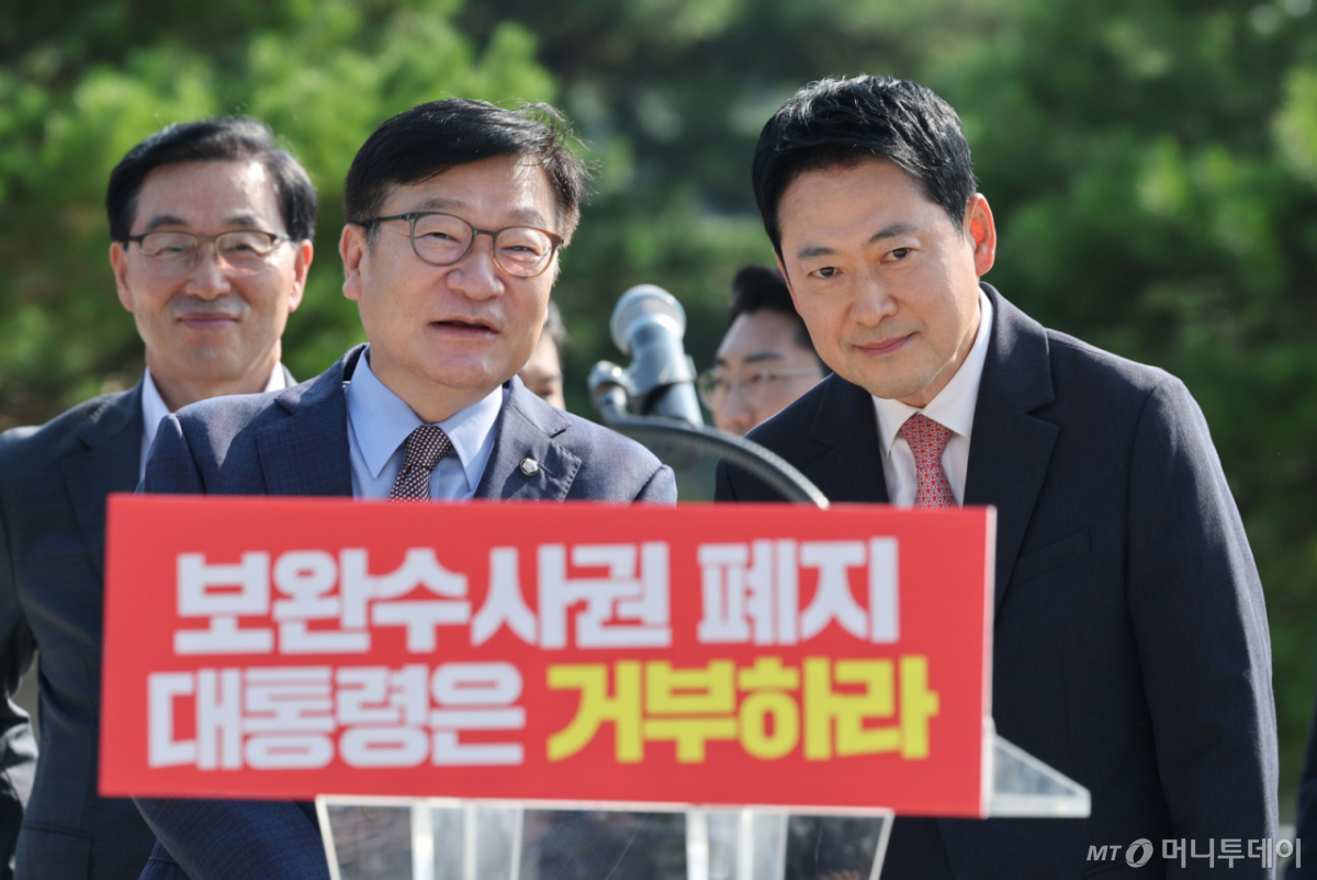 (서울=뉴스1) 안은나 기자 = 장동혁 국민의힘 대표가 3일 오전 서울 종로구 청와대 사랑채 분수대 앞에서 열린 '보완수사권 폐지 악법 거부권 촉구 현장 최고위원회의'에 참석하고 있다. 2026.8.3/뉴스1 Copyright © 뉴스1. All rights reserved. 무단 전재 및 재배포, AI학습 이용 금지. /사진=(서울=뉴스1) 안은나 기자