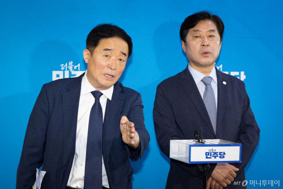 더불어민주당 강득구(왼쪽), 황명선 최고위원이 10일 서울 여의도 국회에서 최고위원회의 종료 후 브리핑하고 있다. /사진=뉴스1