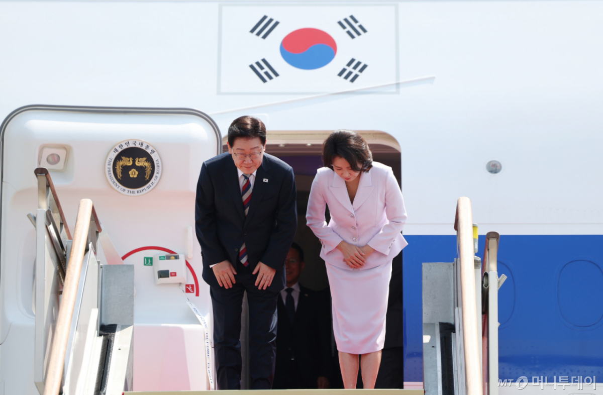 [성남=뉴시스] 김진아 기자 = 미국·남미·독일 순방 일정을 마친 이재명 대통령과 김혜경 여사가 3일 경기 성남 서울공항에 도착해 인사하고 있다. 2026.08.03. bluesoda@newsis.com /사진=김진아
