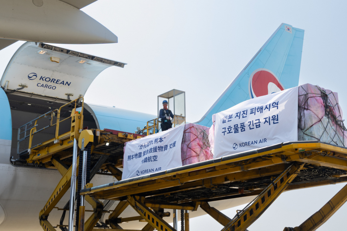 지난 1일 일본 구마모토현 이재민에게 제공할 생수를 기타큐슈행 KE557편 화물기에 탑재하는 모습/사진=대한항공
