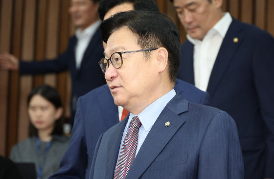 [서울=뉴시스] 최진석 기자 = 정점식 국민의힘 원내대표가 31일 여의도 국회에서 열린 원내대책회의에 입장하고 있다. 2026.07.31. myjs@newsis.com /사진=최진석