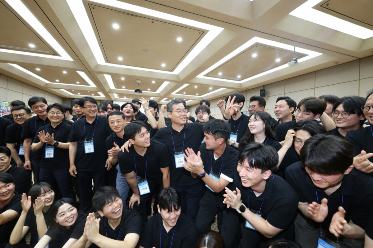 대우건설 김보현 사장이 올해 하반기 입사 신입사원들과 한마음의 장 행사에서 함께 소통하고 있다./사진제공=대우건설