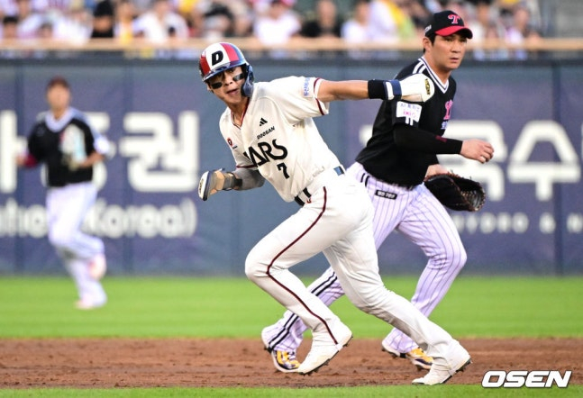 지난 2일 잠실 경기에서 두산 박찬호(왼쪽)와 LG 오지환. /사진=OSEN
