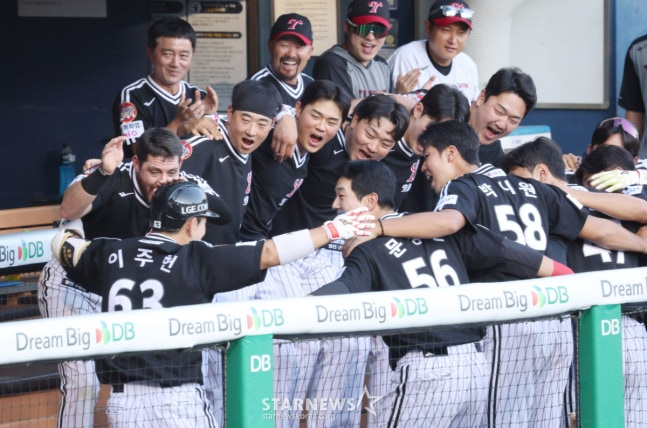 LG 선수들이 지난 2일 두산전 3회초 이주헌(맨 왼쪽)이 동점 투런 홈런을 치고 들어오자 세리머니를 하고 있다. /사진=김진경 대기자