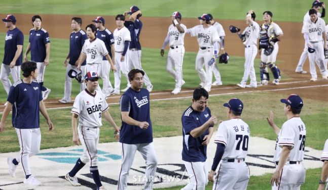 7월 31일 LG전 승리 후 하이파이브를 하는 두산 선수단. /사진=김진경 대기자
