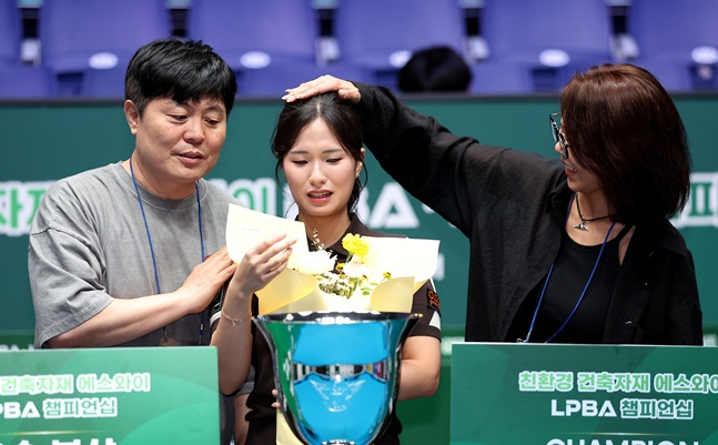 박정현(가운데)이 2일 경기도 고양시 '고양 킨텍스 PBA 스타디움'에서 열린 프로당구 2026-2027시즌 3차 투어 '친환경 건축자재 에스와이 PBA-LPBA 챔피언십' LPBA 결승에서 강유진을 꺾고 우승을 차지한 뒤 스승 김가영(오른쪽)과 김병호로부터 축하를 받고 있다. /사진=PBA 투어 제공