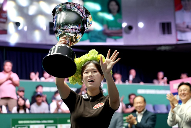 박정현이 2일 경기도 고양시 '고양 킨텍스 PBA 스타디움'에서 열린 프로당구 2026-2027시즌 3차 투어 '친환경 건축자재 에스와이 PBA-LPBA 챔피언십' LPBA 결승에서 강유진을 꺾고 우승을 차지한 뒤 트로피를 들고 관중들에게 손을 흔들어 인사하고 있다. /사진=PBA 투어 제공