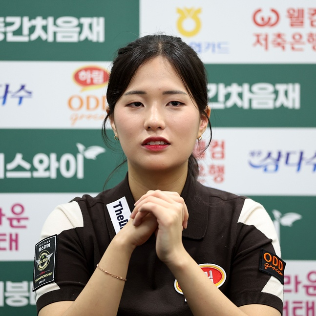 박정현이 2일 경기도 고양시 '고양 킨텍스 PBA 스타디움'에서 열린 프로당구 2026-2027시즌 3차 투어 '친환경 건축자재 에스와이 PBA-LPBA 챔피언십' LPBA 결승에서 강유진을 꺾고 우승을 차지한 뒤 우승자 기자회견에서 취재진의 질문에 답하고 있다. /사진=PBA 투어 제공